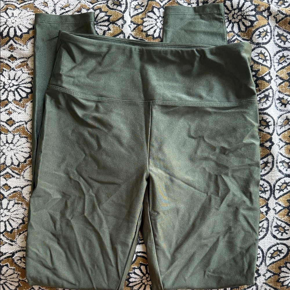 Women’s Medium- Forever 21 shiny green legging